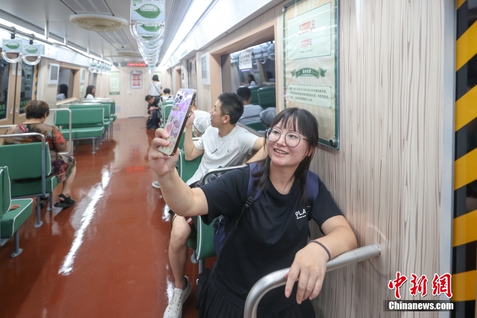 Tren Metro Rentas Masa Beroperasi di Beijing