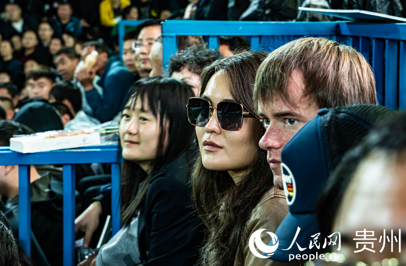 Wartawan Asing Saksi Kehangatan Liga Bola Keranjang Desa di Guizhou