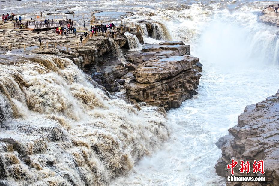 Pemandangan Menakjubkan Air Terjun Hukou pada Awal Musim Sejuk