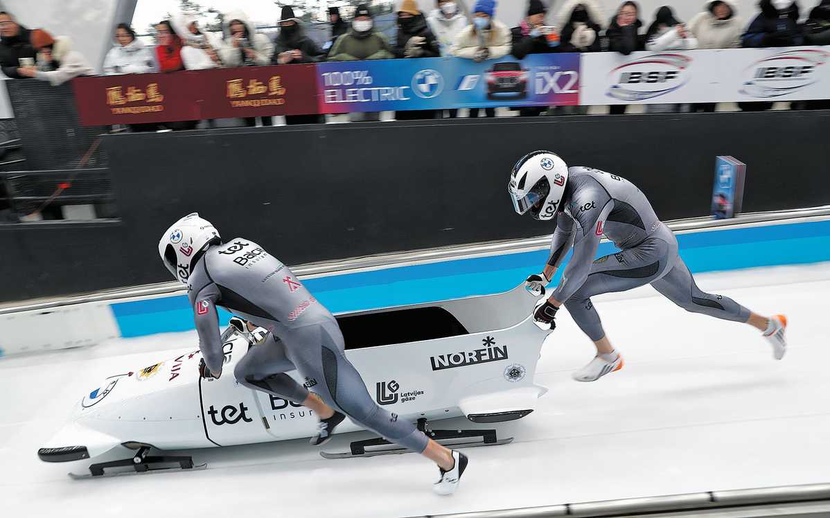 Satu siri acara sukan musim sejuk antarabangsa sekali lagi menghidupkan venue Olimpik Beijing dengan kehadiran peluncur, pemain ski dan papan salji yang bersaing untuk merebut gelaran Piala Dunia dan mata ranking Olimpik. (Foto China Daily) 