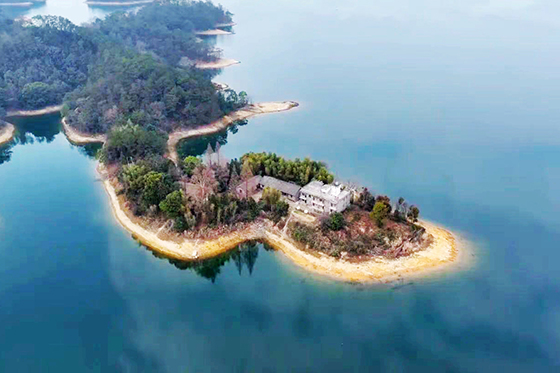 Foto sudut udara ini memaparkan kebun hutan di kampung Yangzhou, kaunti WUning, bandar Jiujiang di Provinsi Jiangxi, timur China. (People’s Daily Online/Li Ning)