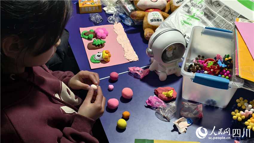 Tanah Runtuh Sichuan: Tempat Permainan di Kawasan Penempatan Sementara Ukir Senyuman Pada Wajah Kanak-kanak