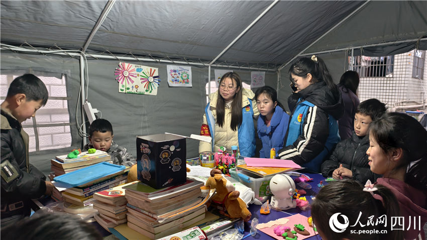 Tanah Runtuh Sichuan: Tempat Permainan di Kawasan Penempatan Sementara Ukir Senyuman Pada Wajah Kanak-kanak