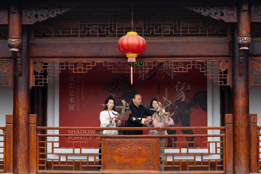 Wayang Bayang Tradisional Hidup Semula di Sichuan