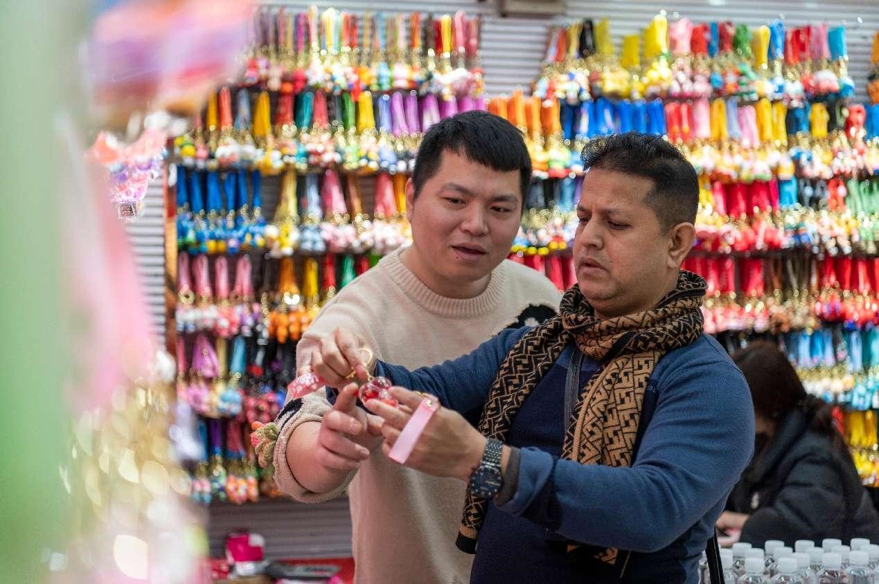Seorang pedagang asing membeli-belah di Pasar Dagangan Antarabangsa Yiwu di Provinsi Zhejiang, timur China. (People’s Daily Online/Hu Xiaofei)