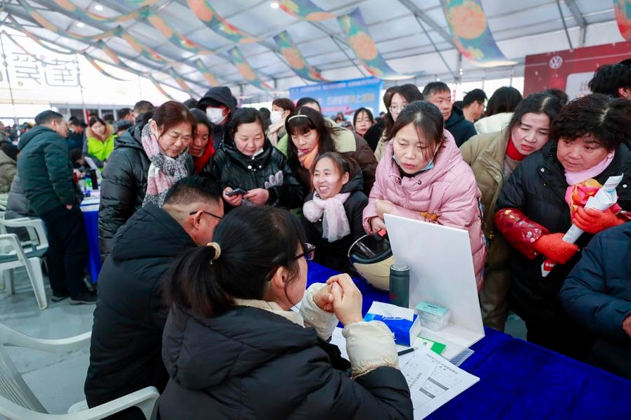 Foto orang ramai menghadiri pameran kerjaya di Bandar Xinghua, di Provinsi Jiangsu di timur China pada 7 Februari 2025. (Xinhua/Zhou Shegen)