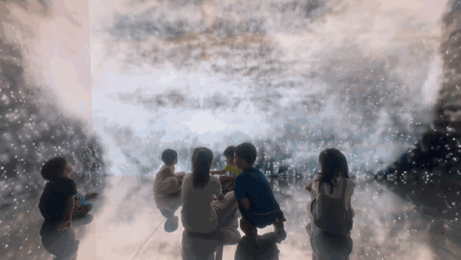 小观众们在人民网“梦幻灵境mini版”现场体验。