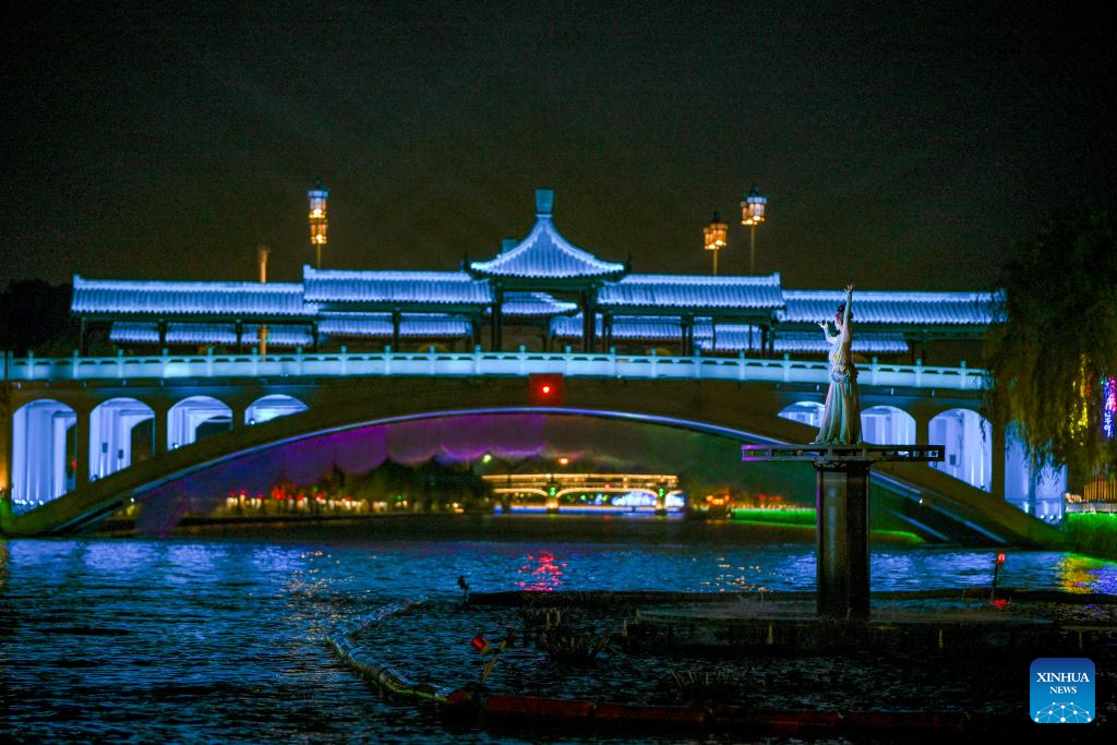 Penari membuat persembahan di Terusan Besar di Yangzhou, Provinsi Jiangsu, timur China pada 19 Mei 2025. (Xinhua/Chen Shuo)