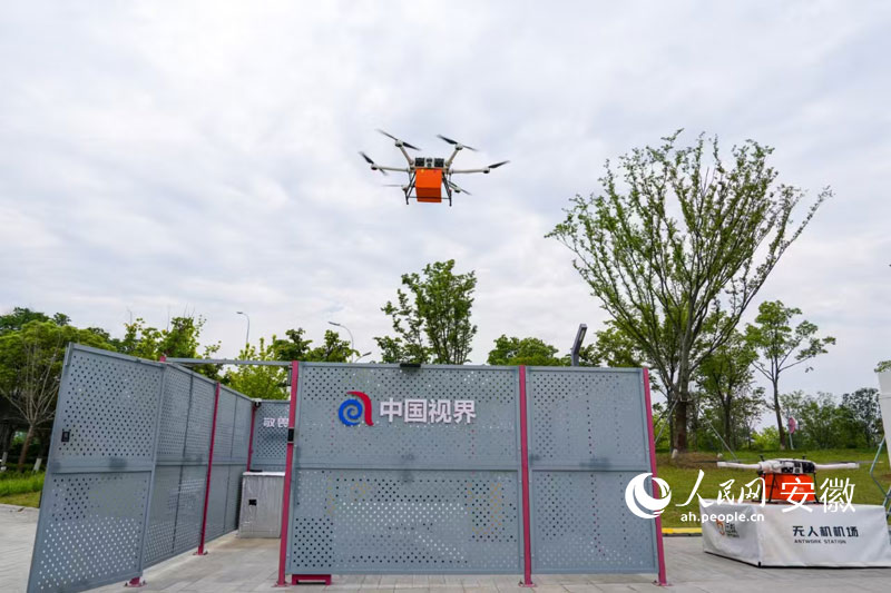 Dron penghantaran dari Syarikat Hefei Songba Feihe Low Altitude Logistics bersedia untuk mendarat. (People’s Daily Online/Miao Zijian)