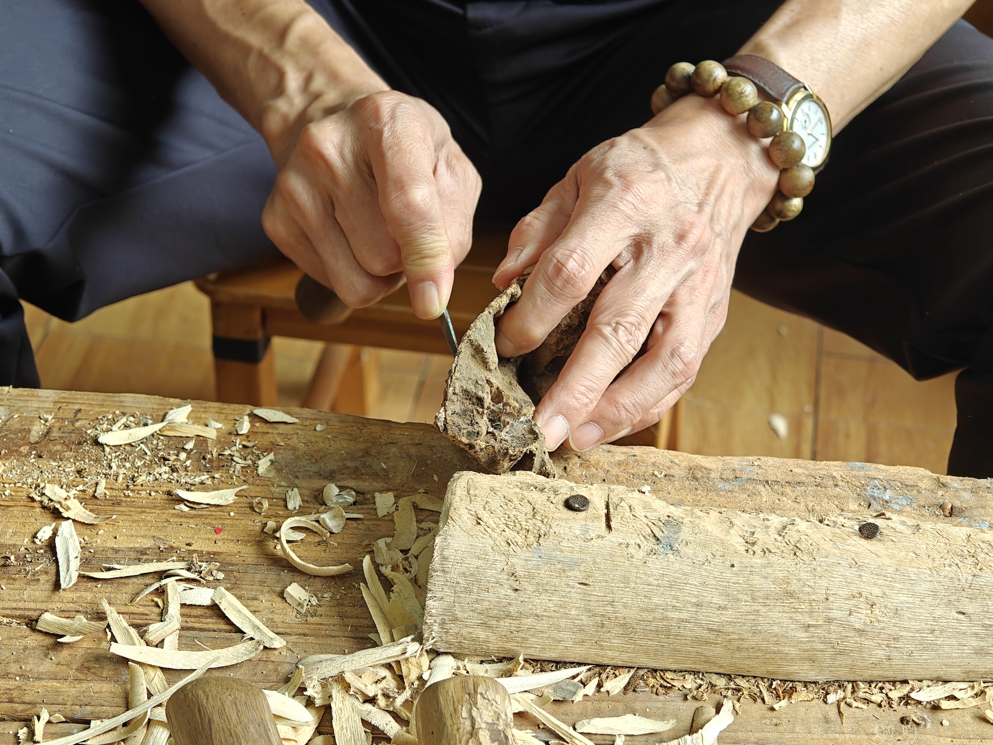 Pewaris teknik yang menoreh pokok dan membuat Wanxiang sedang menunjukkan teknik membuat wangian Wanxiang.