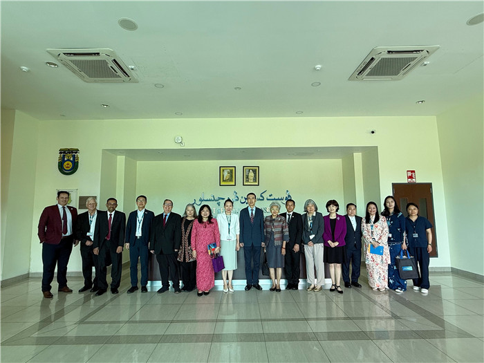 Duta Besar China ke Brunei, Xiao Jianguo bergambar secara berkumpulan dengan anggota Kesatuan Komunikasi Asia Pasifik dan wakil daripada Universiti Brunei Darussalam (UBD). (Foto daripada penganjur)