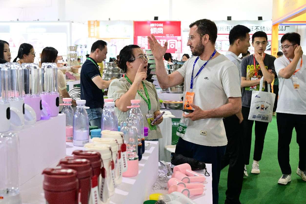 Seorang pembeli asing sedang membeli pemerah jus di Pesta Barang Rumah, Produk Fesyen dan Hadiah Yiwu pada 18 Mei 2025. (People’s Daily Online/Shi Bufa)