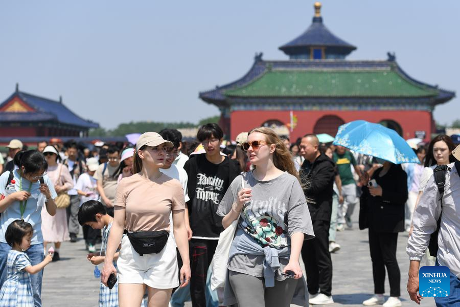 Foto para pelancong di Temple of Heaven di Beijing, ibu kota China pada 2 Mei 2024. (Xinhua/Ju Huanzong)