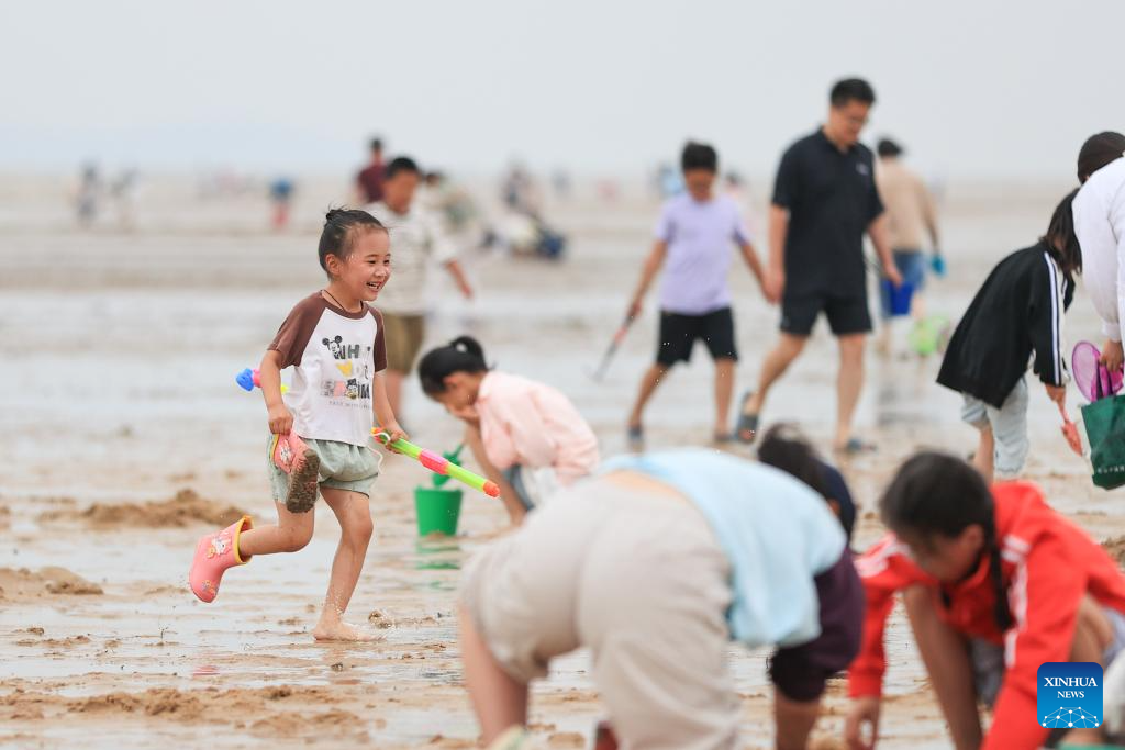 Orang Ramai Nikmati Cuti Pesta Perahu Naga di Serata China