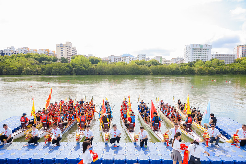Warga Asing Dalami Tradisi Lumba Perahu Naga China di Sanya