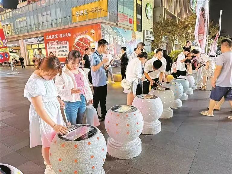Tonggak Batu Jadi Pengecas Telefon Bimbit di Shenzhen