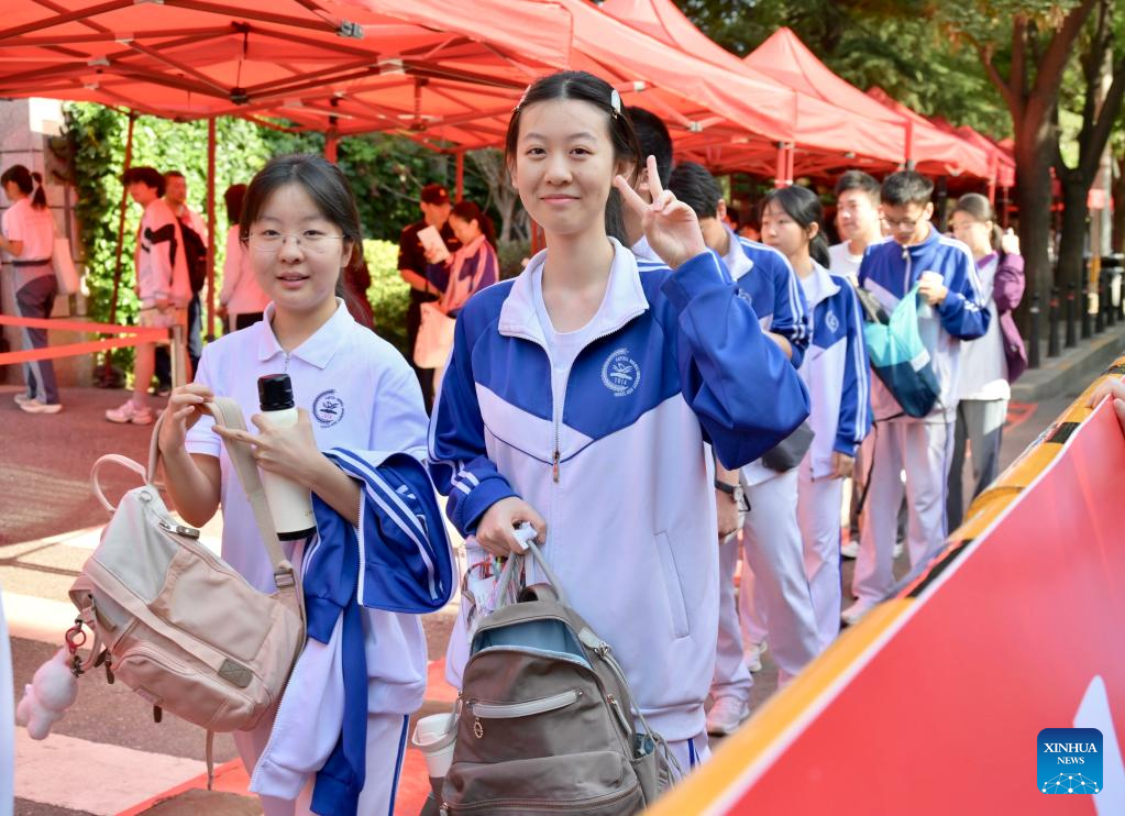 Pelajar berjalan masuk ke dalam tempat peperiksaan kemasukan universiti kebangsaan di Beijing, ibu kota China pada 7 Jun 2025. (Xinhua/Gao Jie)