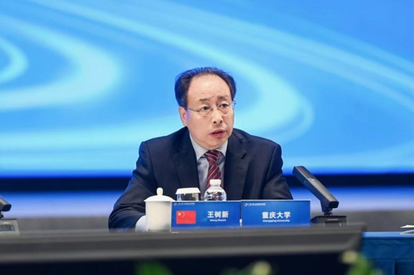 Pengerusi majlis iUNRC, Canselor Univerisiti Chongqing, Wang Shuxin mengumumkan pelancaran inisiatif pertukaran dan kerjasama baharu. (Foto ihsan penganjur)