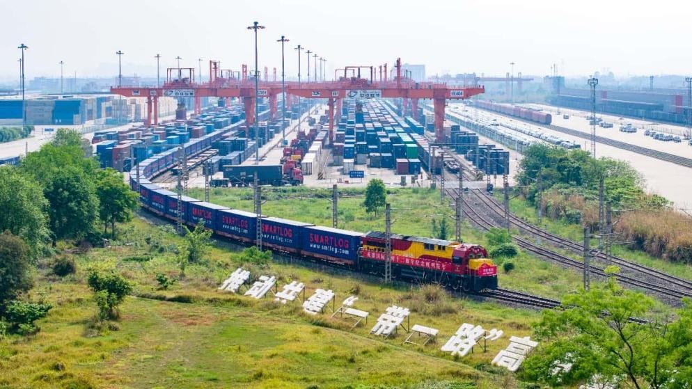 Sebuah kereta api yang membawa muatan mesin dan peralatan auto berlepas dari pelabuhan kereta api di Chengdu, Provinsi Sichuan, barat daya China untuk menuju ke Kolyadichi, Belarus pada 27 April 2025. (People’s Daily Online/Bai Guibin)