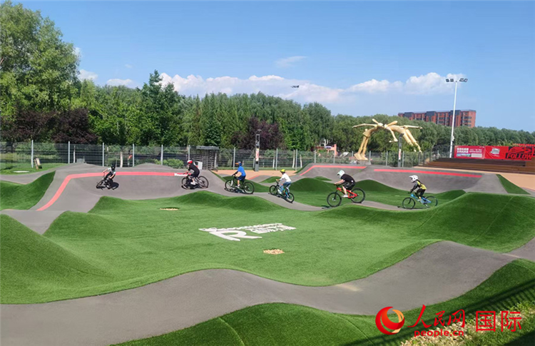 Kanak-kanak berlatih di trek pam di Taman Trek Pam Antarabangsa Shenyang. (People’s Daily Online/Zhang Lulu)