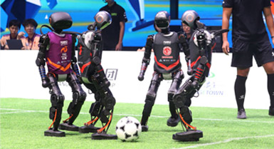 China Anjurkan Perlawanan Bola Sepak Robot AI Pertama