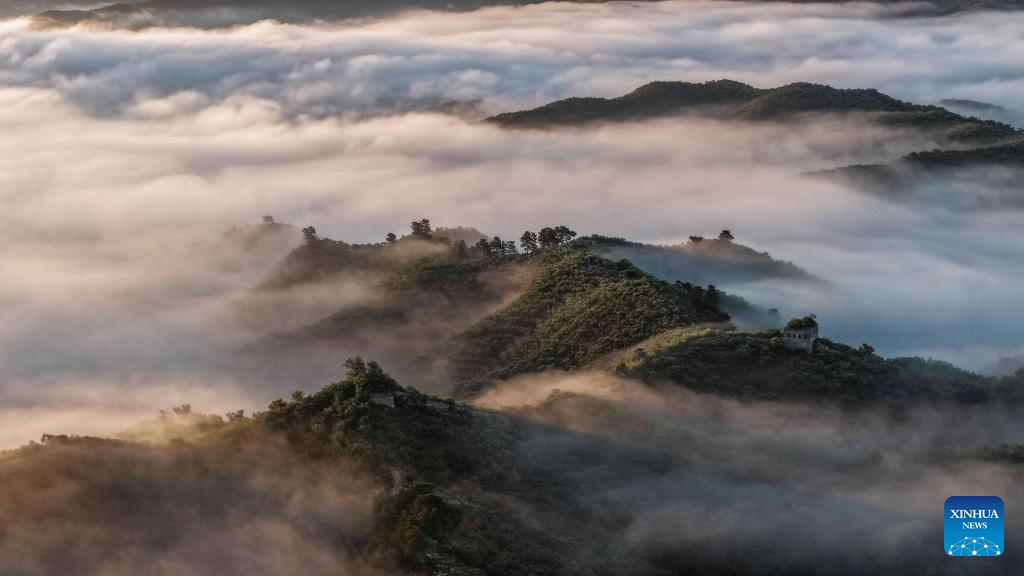 Foto dron yang diambil pada pagi 13 Julai 2025 ini memaparkan pemandangan seksyen Tembok Besar Hongshankou di bandar Zunhua, provinsi Hebei, utara China. (Foto oleh Liu Mancang/Xinhua)