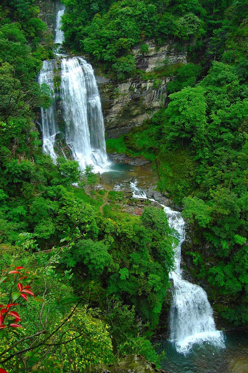 Nikmati Air Terjun Nan Menawan di Guizhou