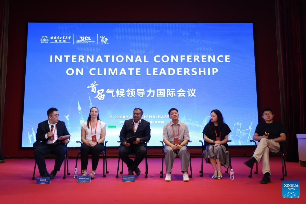 1. Bronwyn Wake (dua dari kiri), ketua editor jurnal Nature Climate Change, dan Kannan Govindan (tiga dari kiri), profesor di University of Adelaide di Australia, menghadiri Persidangan Antarabangsa untuk Kepimpinan Iklim di Harbin, Provinsi Heilongjiang di timur laut China pada 22 Julai 2025. (Foto oleh Institut Teknologi Harbin menerusi Xinhua)