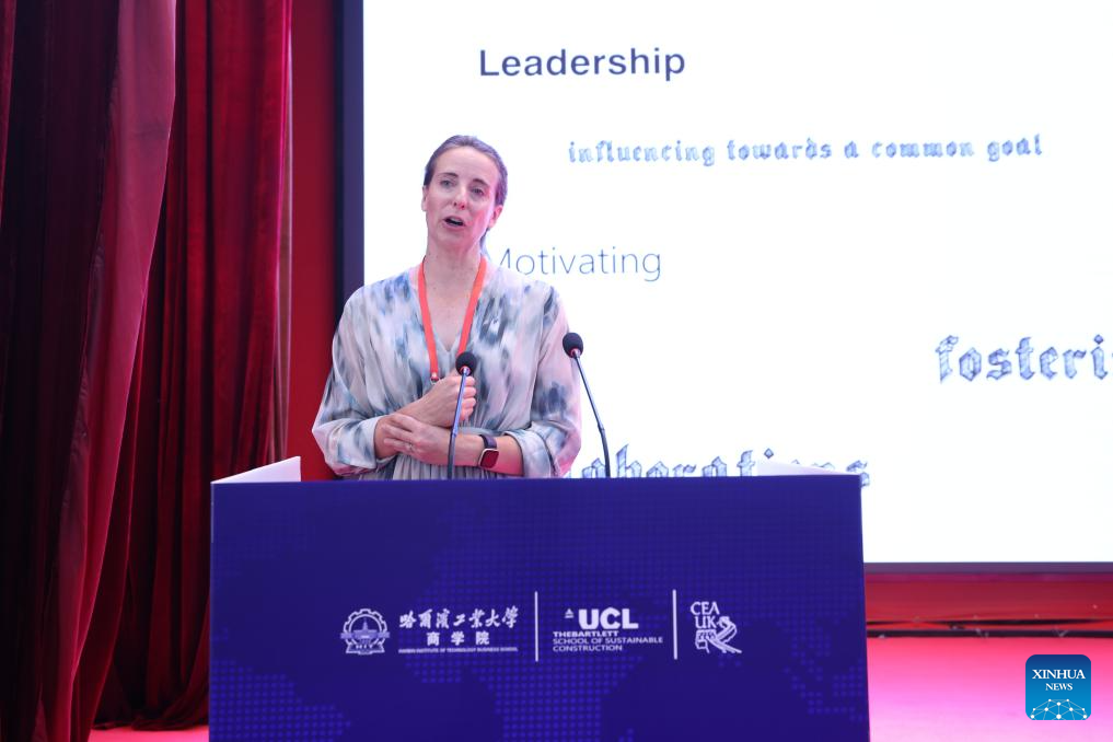 Bronwyn Wake, ketua editor jurnal Nature Climate Change, menyampaikan ucapan semasa Persidangan Antarabangsa untuk Kepimpinan Iklim di Harbin, Provinsi Heilongjiang di timur laut China pada 21 Julai 2025. (Foto oleh Institut Teknologi Harbin menerusi Xinhua)