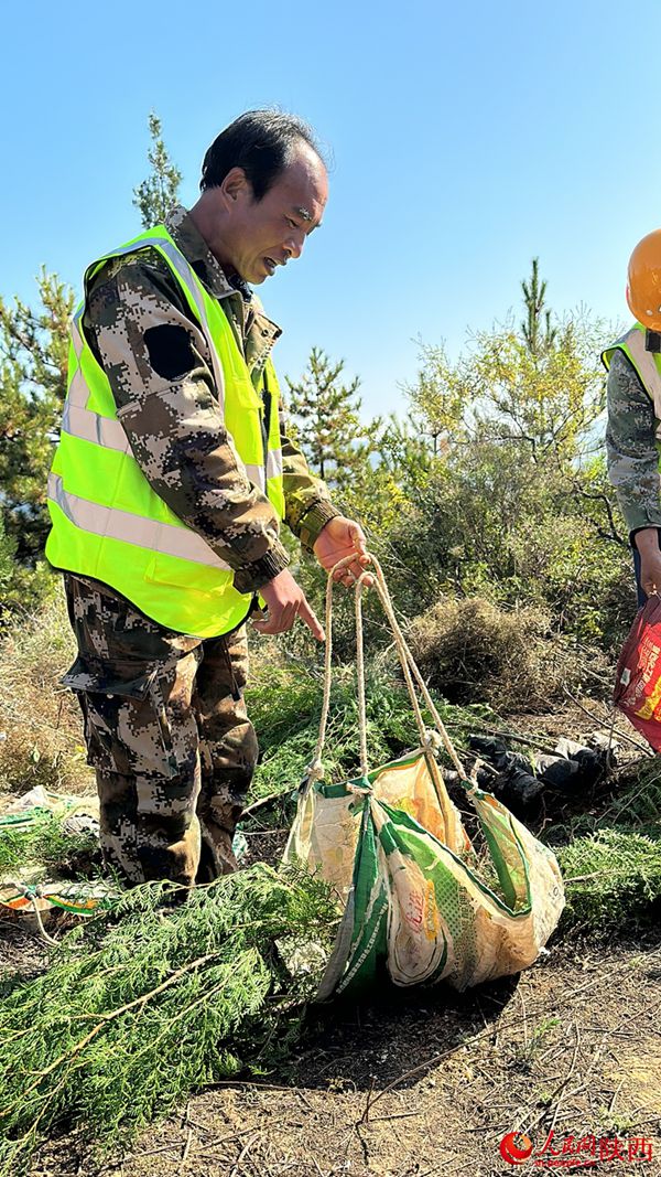 Wang Yonghong menyediakan pembenihan untuk dihantar menggunakan dron di kaunti Yichuan, bandar Yan’an, Provinsi Shaanxi di barat laut China. (People’s Daily Online/Bai Ge)