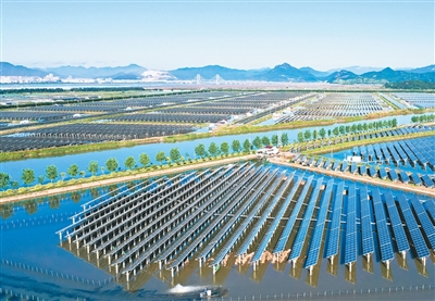 Foto memperlihatkan panel fotovolta yang dipasang di atas kolam untuk akuakultur marin di pekan Yishi, kaunti Ninghai, bandar Ningbo, Provinsi Zhejiang di timur China. (Foto oleh Lin Lijun)