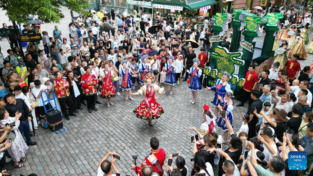 Foto sudut udara ini menunjukkan persembahan tarian semasa perarakan terapung di Central Street, Harbin, Provinsi Heilongjiang, timur laut China pada 26 Julai 2025. (Xinhua/Liu Yang)