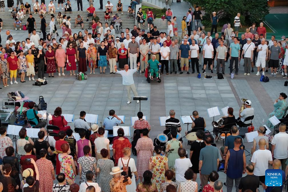 Foto yang diambil menggunakan dron ini memaparkan orang ramai sedang menonton persembahan koir rakyat di tepi Sungai Songhua, di Harbin, Provinsi Heilongjiang, timur laut China pada 25 Julai 2025. (Xinhua/Zhang Shu)