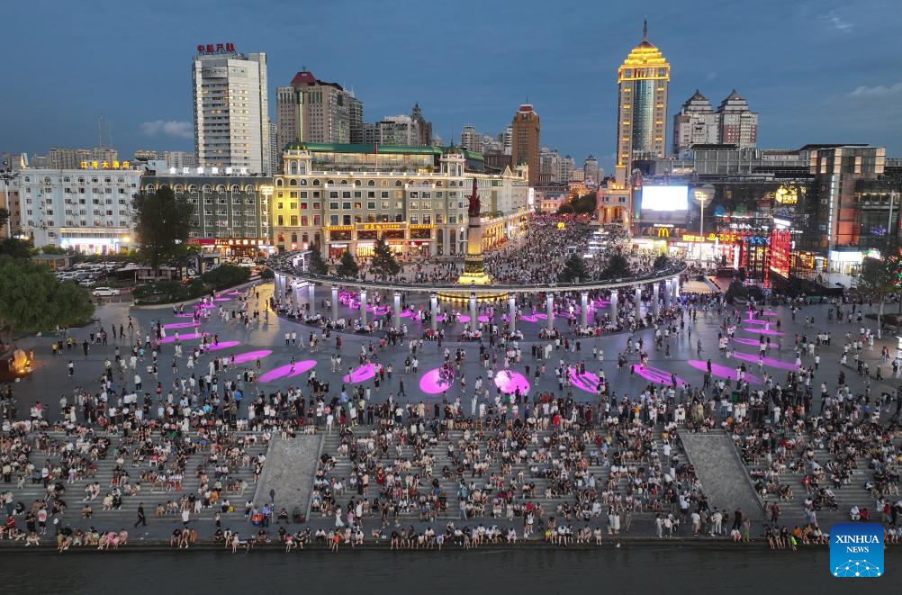 Foto sudut udara ini menunjukkan orang ramai sedang duduk di tangga, sambil menikmati udara dingin di tepi Sungai Songhua, di Harbin, Provinsi Heilongjiang, timur laut China pada 25 Julai 2025. (Xinhua/Zhang Shu)
