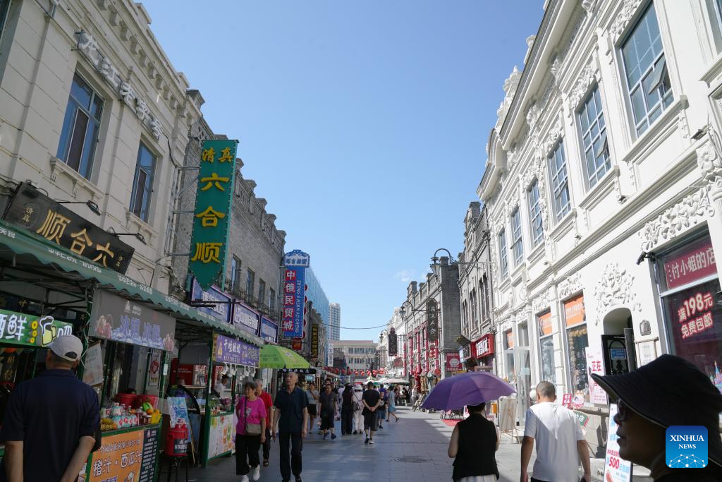 Orang ramai melawat Blok Budaya dan Bersejarah Baroque China di Harbin, Provinsi Heilongjiang, timur laut China pada 30 Julai 2025. (Xinhua/Wang Song)