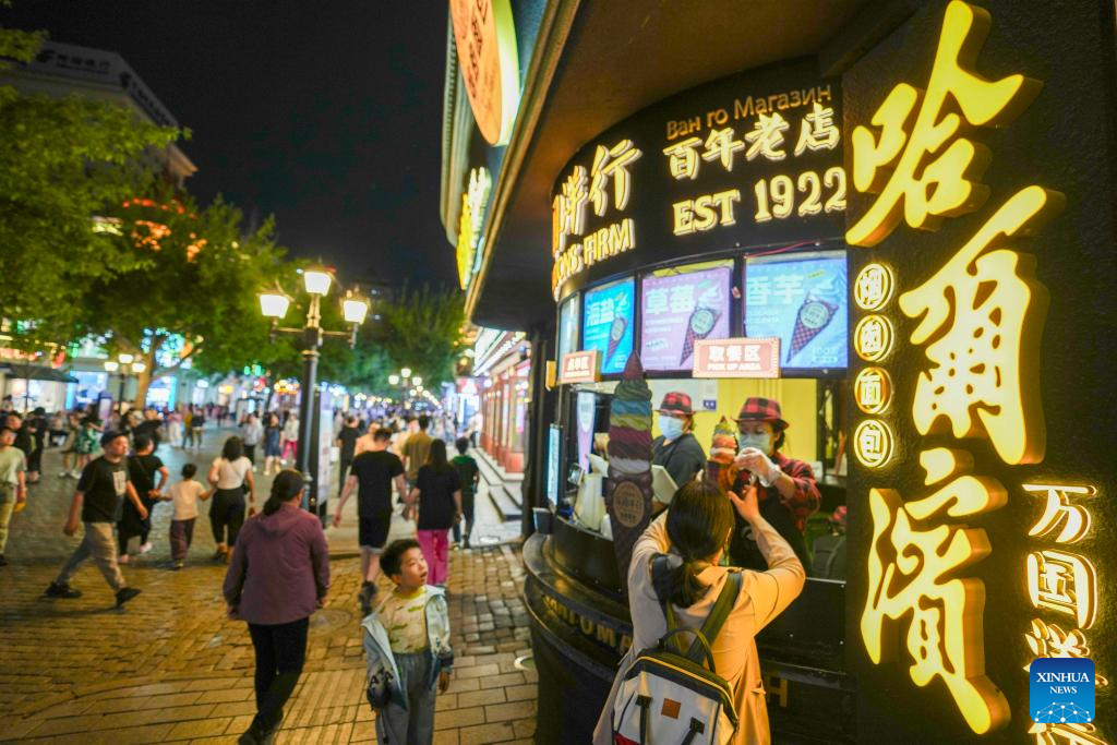 Orang ramai membeli makanan di Central Street di Harbin, Provinsi Heilongjiang, timur laut China pada 8 Jun 2025. (Xinhua/Wang Jianwei)