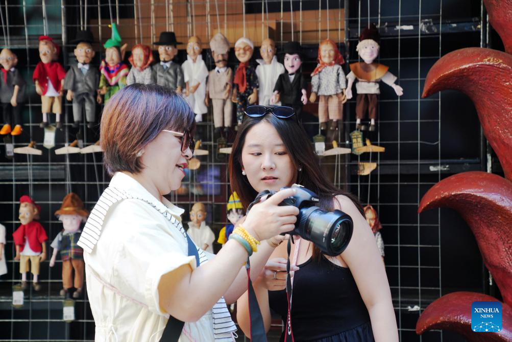 Orang ramai melawat kawasan pemandangan di Central Street di Harbin, Provinsi Heilongjiang, timur laut China pada 30 Julai 2025. (Xinhua/Wang Song)