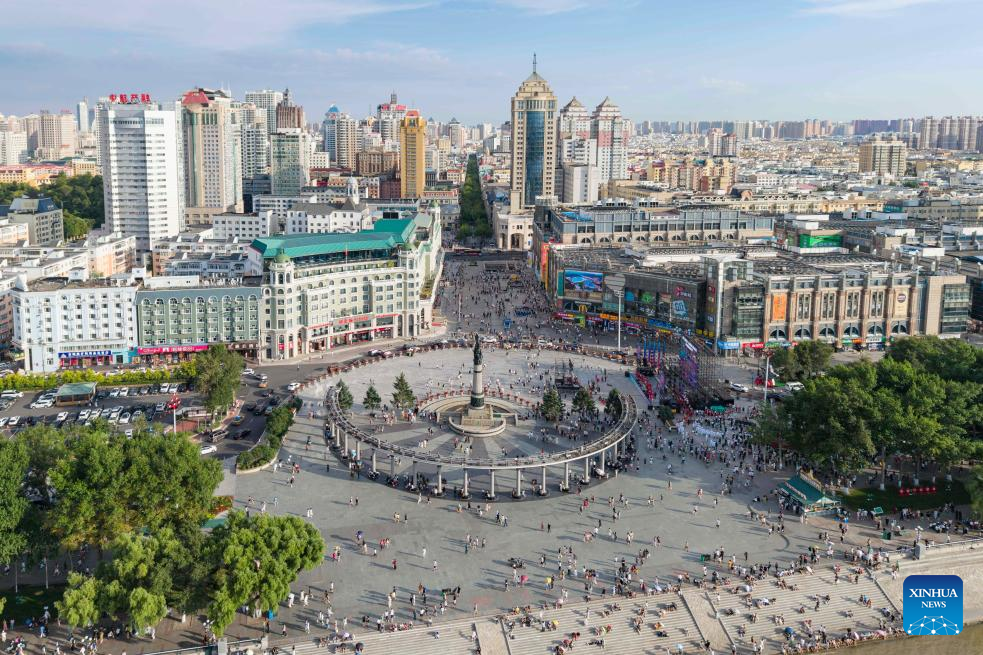 Foto udara ini menunjukkan pelancong berdekatan Menara Peringatan Kawalan Banjir Harbin di Provinsi Heilongjiang pada 1 Ogos 2025. (Xinhue/Xie jianfei)