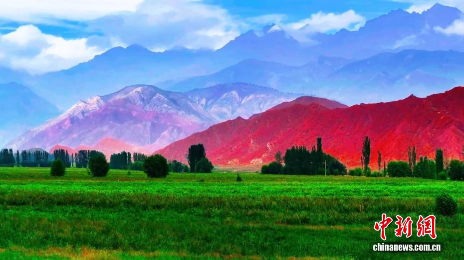 Pemandangan Warna-warni di Kampung Tavan Gamit Pelancong