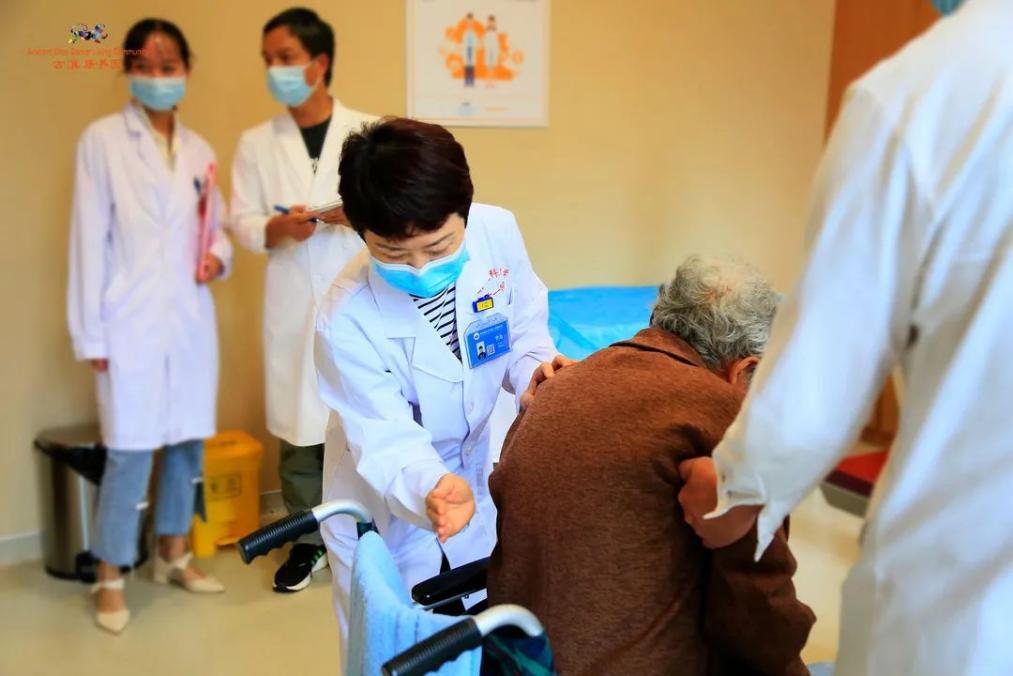 Seorang pakar perubatan sedang melakukan pemeriksaan ke atas seorang warga emas di Taman Penjagaan Warga Emas Dian Purba di Provinsi Yunnan, barat daya China. (Foto ihsan akaun WeChat rasmi Taman Penjagaan Warga Emas Dian Purba)
