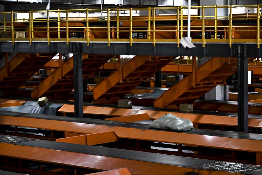 Foto yang diambil menggunakan dron pada 11 Julai 2025 memaparkan pemandangan bahagian dalam di sebuah pusat pemindahan logistik di Kaunti Hengfeng, Bandar Shangrao, Provinsi Jiangxi di timur China. (Xinhua/Liu Jinhai)