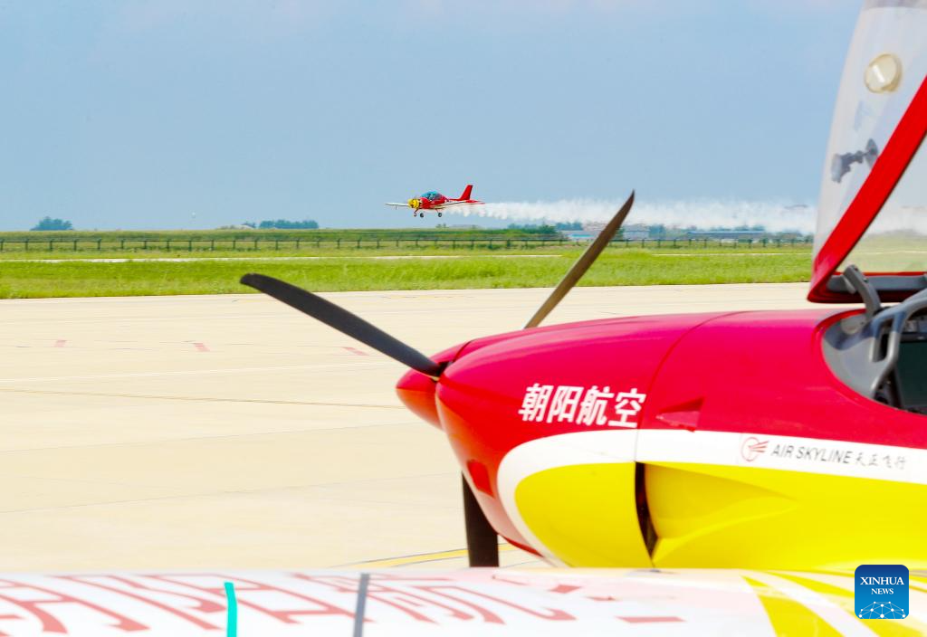 Peminat aktiviti penerbangan sedang menerbangkan pesawat sukan ringan di taman industri penerbangan am di Laixi, Qingdao, Provinsi Shandong di timur China pada 24 Ogos 2025. (Xinhua/Zhang Jingang)