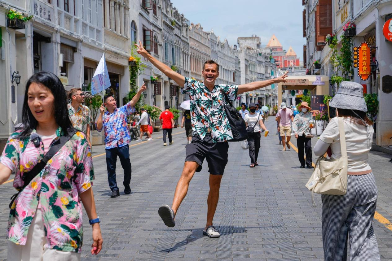 Seorang warga asing sedang membuat gaya ketika mengambil foto dalam lawatannya di Haikou, Provinsi Hainan di selatan China, 20 Jun 2025. (Foto oleh Zhang Mao)