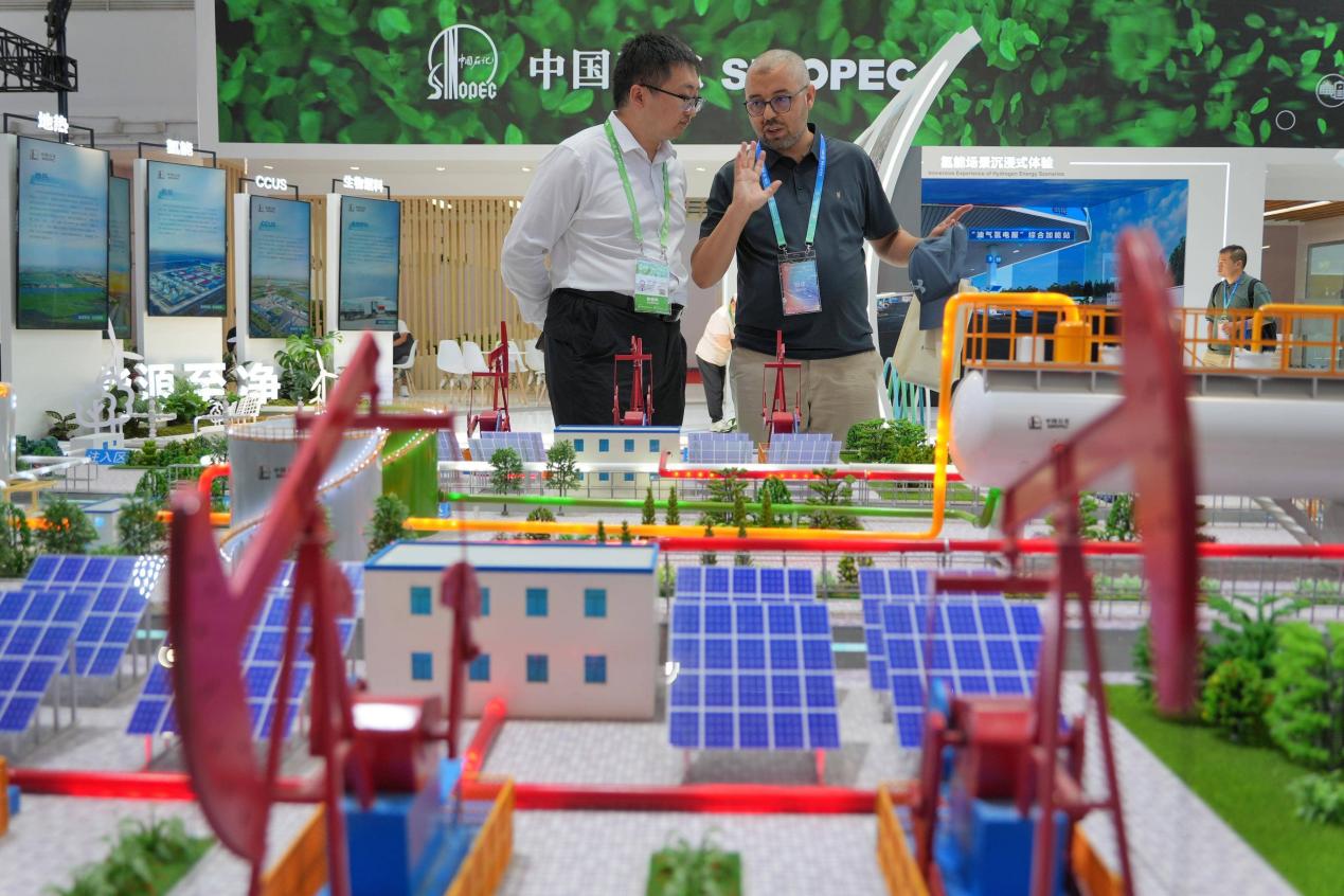 Penjual dari China dan negara luar berbual semasa berlangsungnya Ekspo Rantai Antarabangsa China (CISCE) ketiga di Beijing, 17 Julai 2025. (Foto oleh Tang Ke)