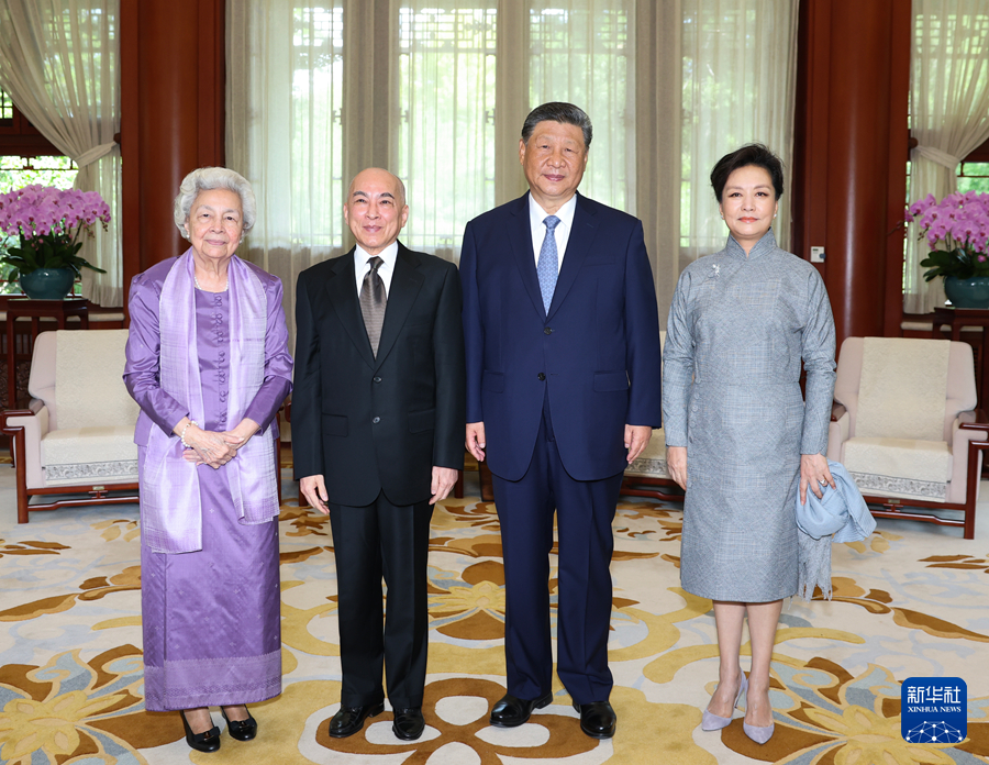 Xi dan Isteri Terima Kunjungan Raja Kemboja dan Ibu Permaisuri