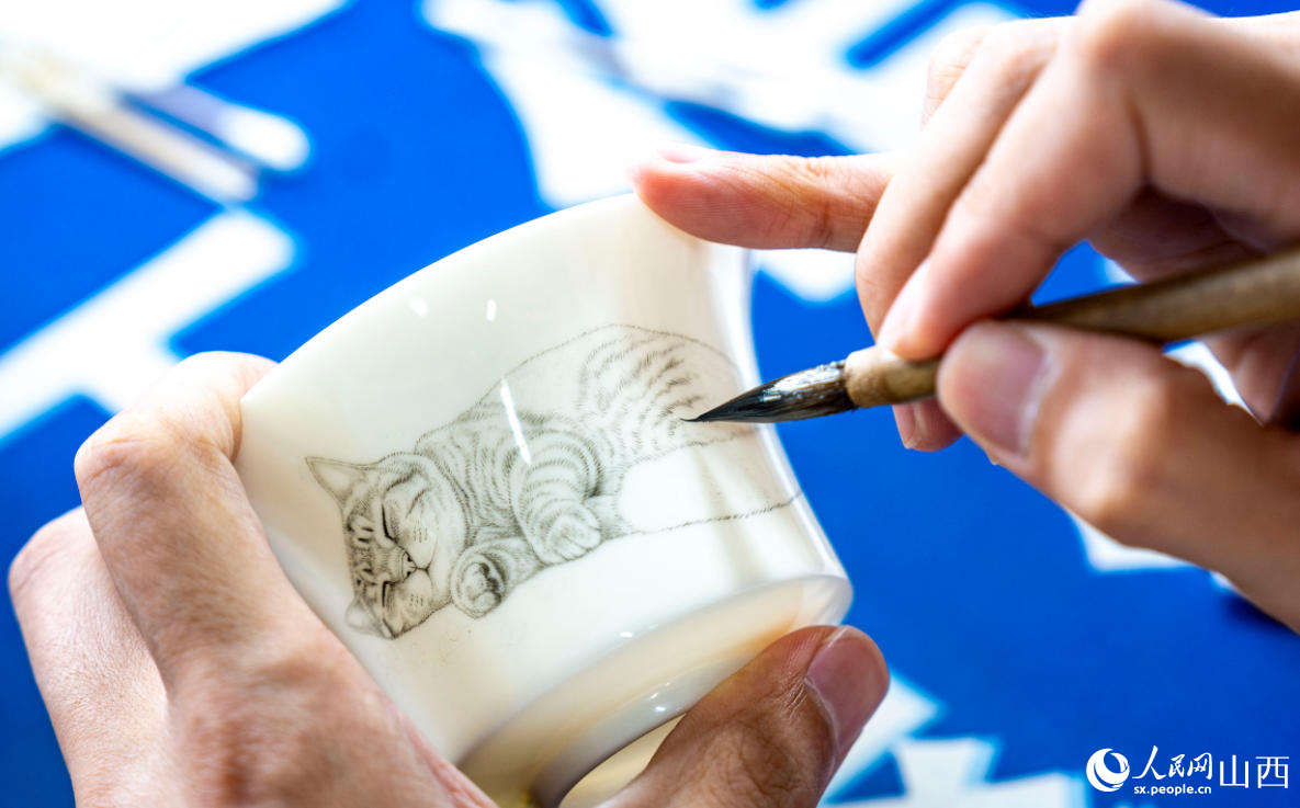 Foto memperlihatkan mangkuk porselin Honglyucai bersejarah sejak zaman Dinasti Song (960-1279) di pekan Bayi, daerah Shangdang, bandar Changzhi, Provinsi Shanxi di utara China. (People’s Daily Online/Lu Pengyu)