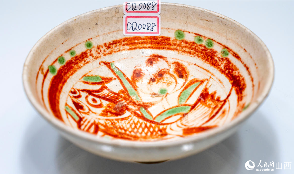 Foto menunjukkan pinggan porselin Honglyucai. (People’s Daily Online/Lu Pengyu)