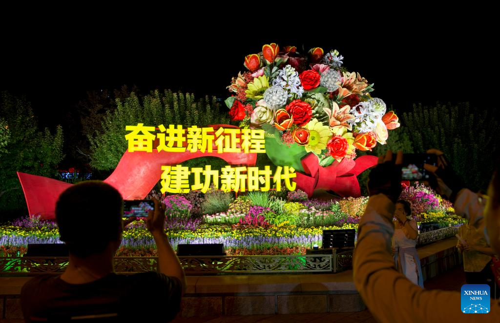 Foto menunjukkan satu set hiasan bunga-bungaan di Fuxingmen, Beijing, ibu negara China pada 26 Ogos 2025. (Xinhua/Ju Huanzong)