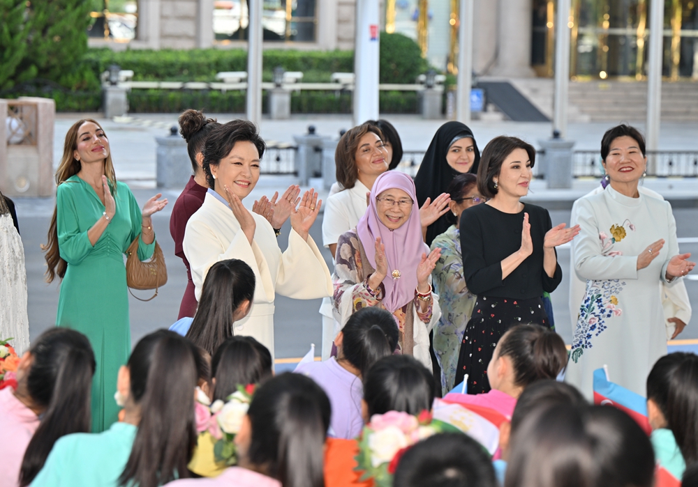 Peng Liyuan Bawa Isteri Pemimpin Asing Menyusuri Sungai Haihe