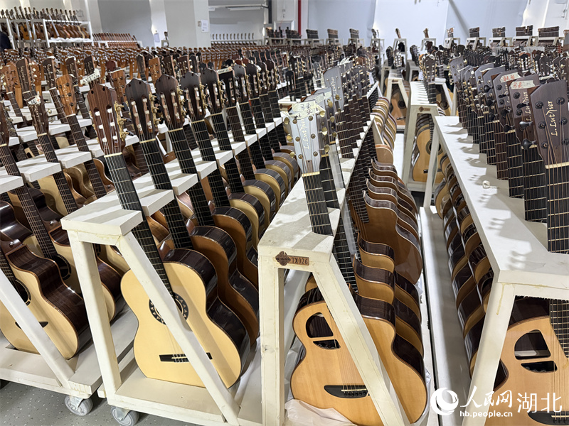 Gitar yang dikeluarkan oleh syarikat Alat Muzik Tongxin. (People's Daily Online/Zhang Jun)